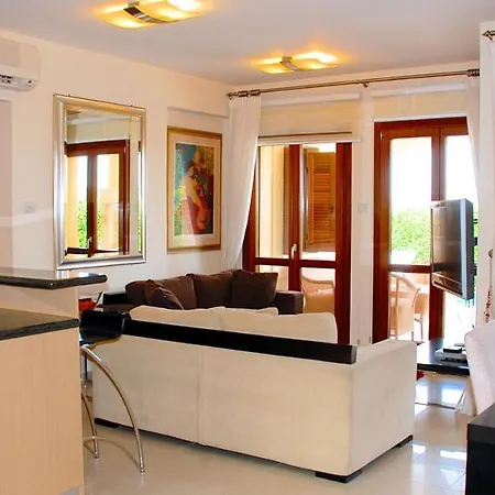 3 Bedroom Hemera With Private Pool, Aphrodite Hills Apartment